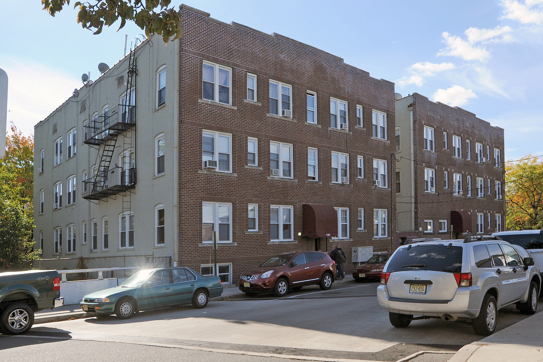 137 Center St in Clifton, NJ - Building Photo