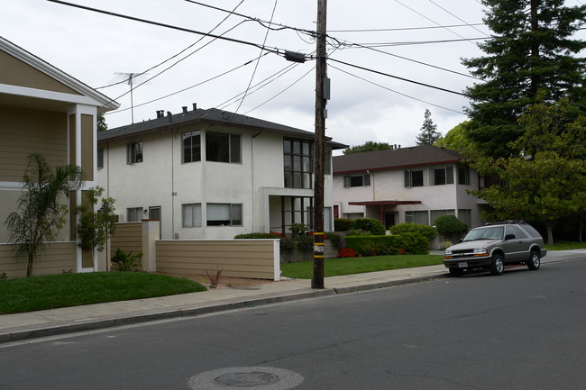 729 Roble Ave in Menlo Park, CA - Foto de edificio - Building Photo