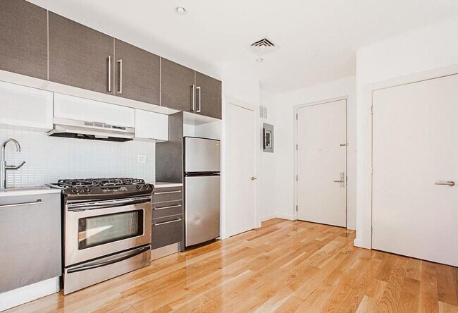 25 Montrose Ave in Brooklyn, NY - Building Photo - Building Photo