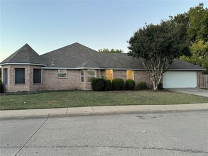 1300 Estate Ln in Desoto, TX - Building Photo - Building Photo