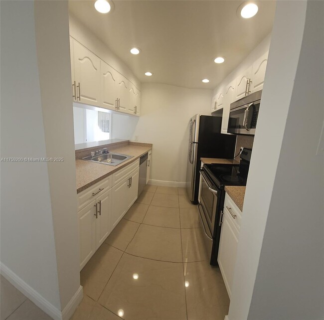 8160 Geneva Ct in Doral, FL - Building Photo - Building Photo