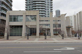 1 Elm Dr W in Mississauga, ON - Building Photo - Building Photo