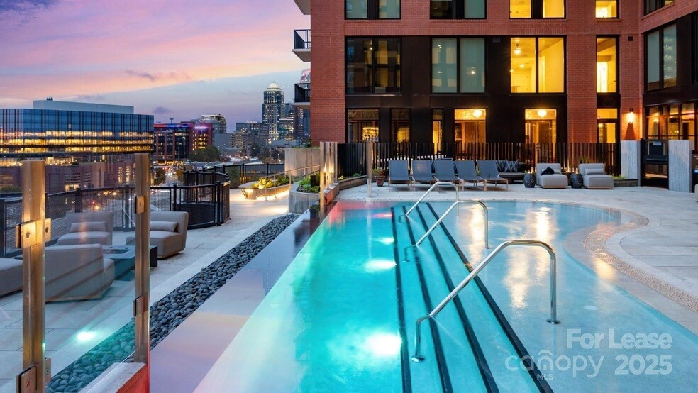 124 E Kingston Ave, Unit C1-B in Charlotte, NC - Foto de edificio