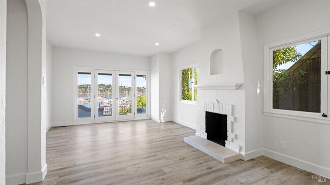 833 Bridgeway in Sausalito, CA - Building Photo - Building Photo