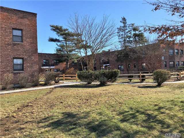 110 Division Ave-Unit -2 D in Levittown, NY - Building Photo
