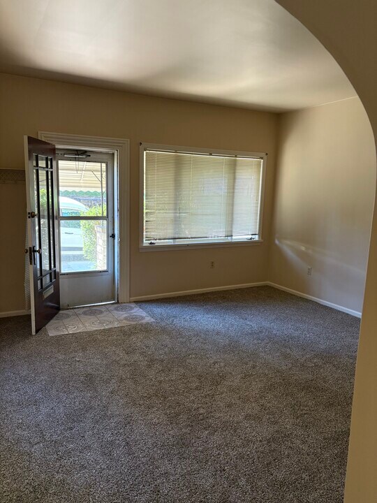 311 Oakland Ave, Unit 1st Floor Apt in Greensburg, PA - Building Photo