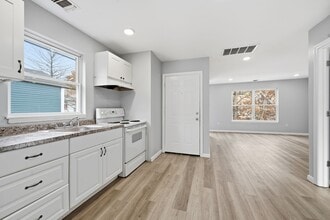 212 N 1st St, Unit 2 in Paterson, NJ - Foto de edificio - Building Photo