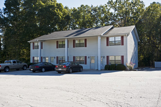 Town & Country Apartments in Commerce, GA - Building Photo - Building Photo