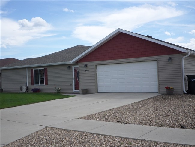 Canada Avenue Townhomes in Bismarck, ND - Building Photo - Building Photo