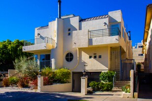 627 N Sweetzer Ave in West Hollywood, CA - Building Photo