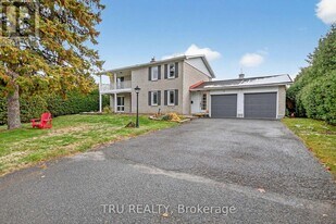 12 Apache Crescent in Ottawa, ON - Building Photo