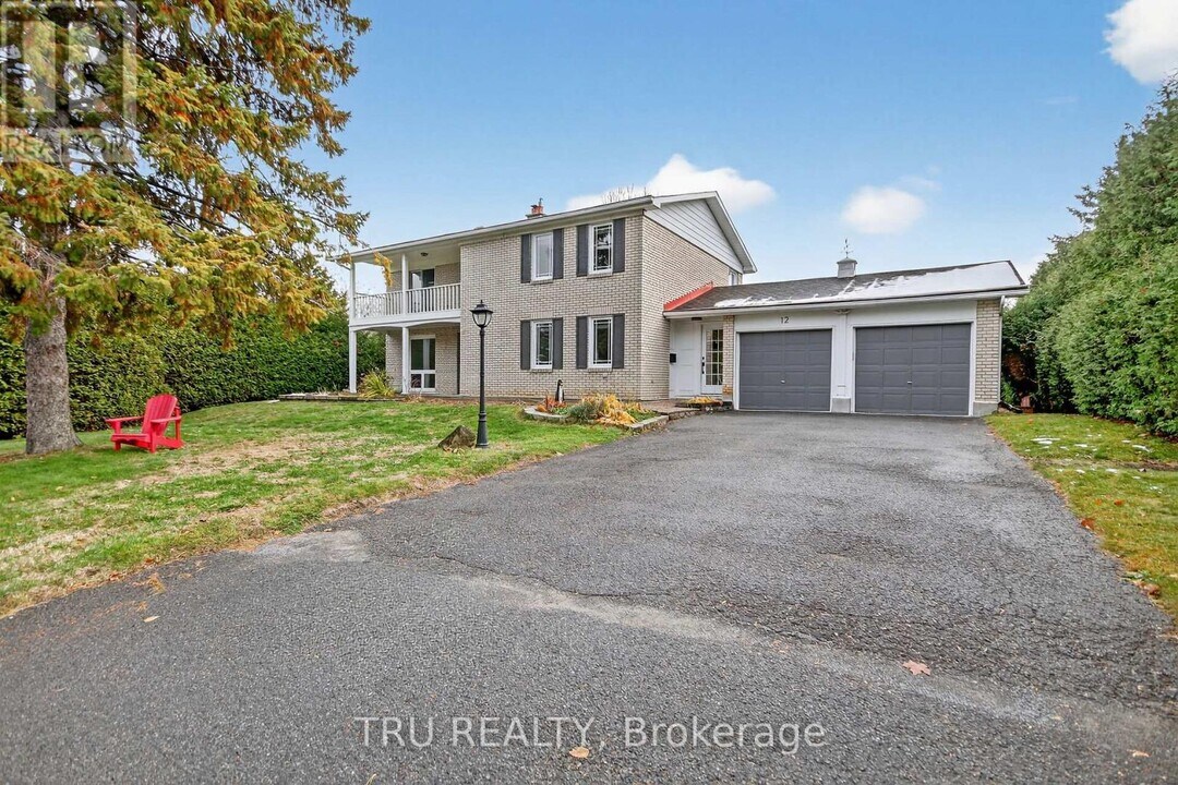 12 Apache Crescent in Ottawa, ON - Building Photo