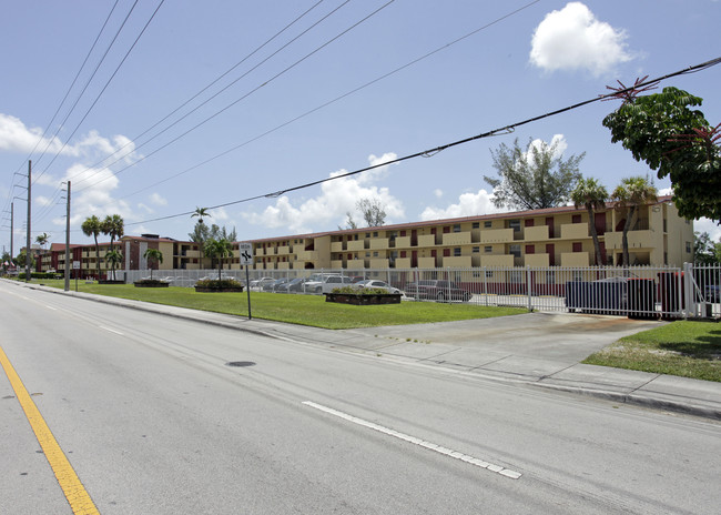 Lakeshore Presidential Apartments in Miami, FL - Building Photo - Building Photo