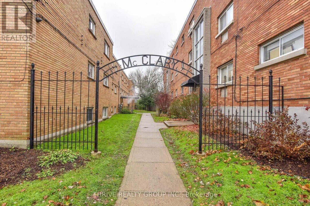 11-11 McClary Ave in London, ON - Building Photo