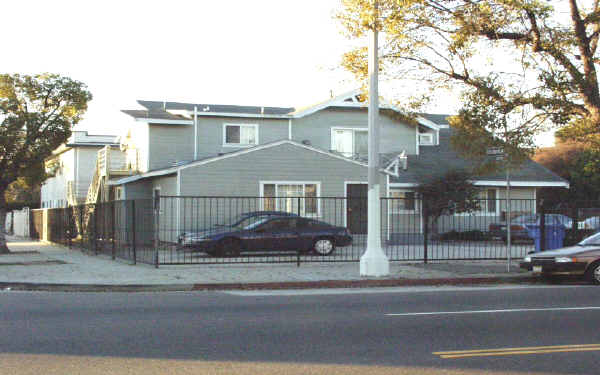 2605-2611 Orchard Ave in Los Angeles, CA - Foto de edificio