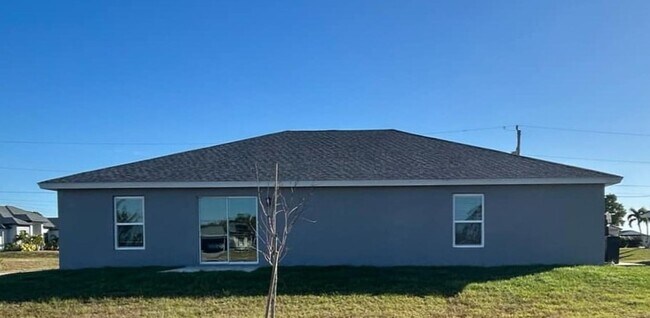 1015 NW 20th Terrace in Cape Coral, FL - Building Photo - Building Photo