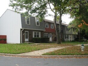 17734 Larchmont Terrace in Gaithersburg, MD - Foto de edificio - Building Photo