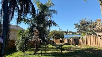 5840 Tanglewood Dr NE in St. Petersburg, FL - Building Photo
