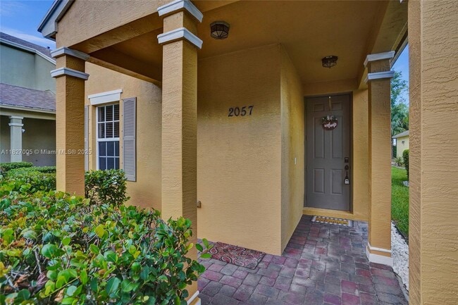 2057 SE Avon Park Dr in Port St. Lucie, FL - Foto de edificio - Building Photo
