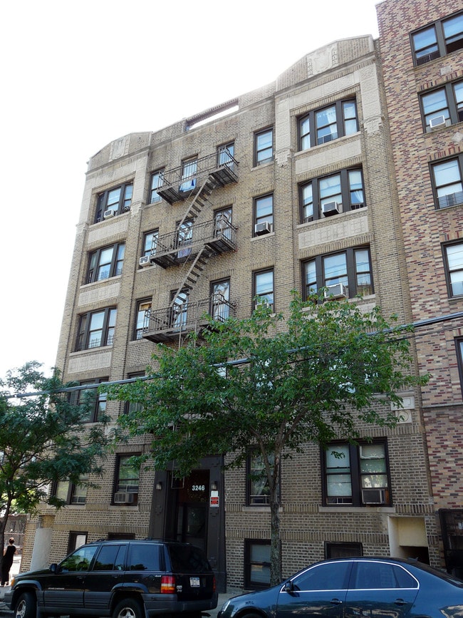 3246 Kingsbridge Ave in Bronx, NY - Foto de edificio - Building Photo