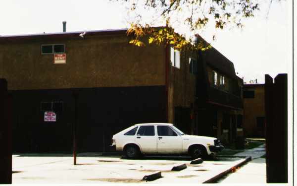 Rose Apartments in Compton, CA - Foto de edificio - Building Photo