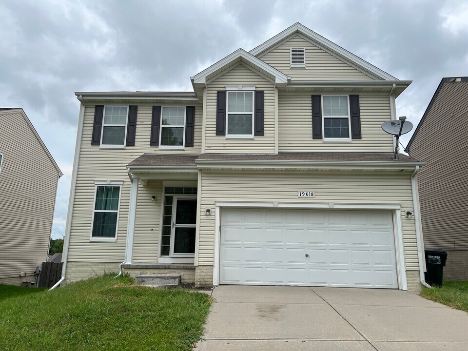 19618 T St in Omaha, NE - Building Photo