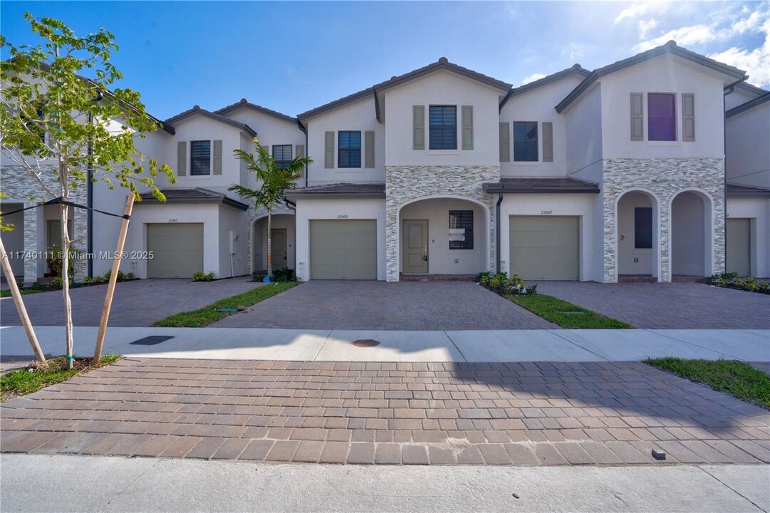 23505 SW 129th Path in Princeton, FL - Foto de edificio