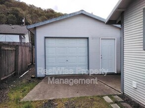 1125 W Brown Ave in Roseburg, OR - Building Photo - Building Photo