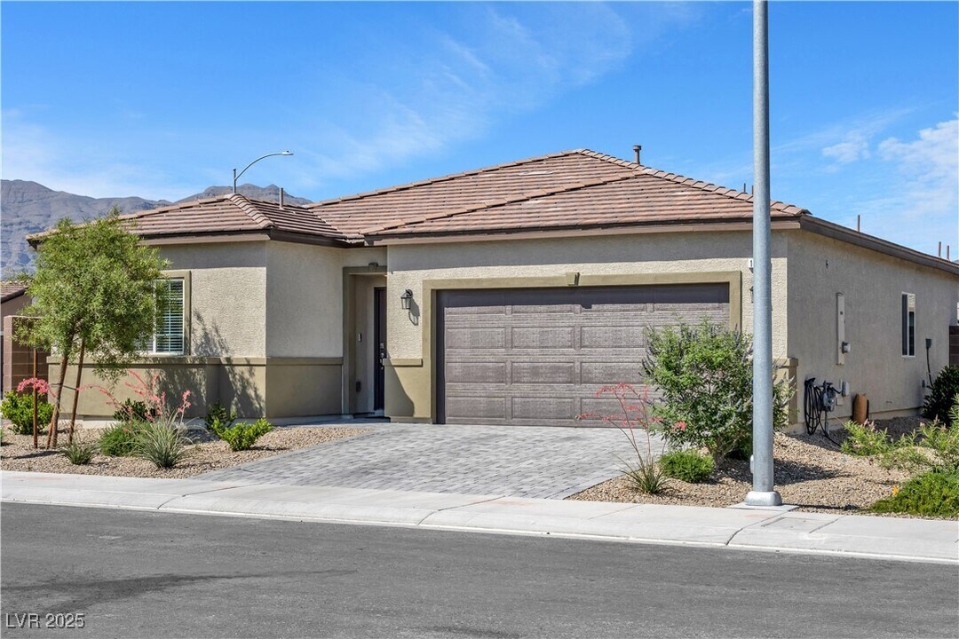 1724 Viola Falls St in North Las Vegas, NV - Building Photo