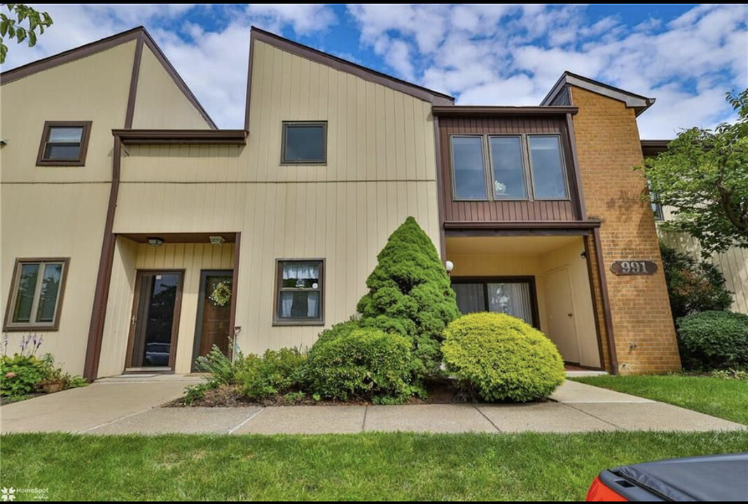 991 Village Round, Unit E in Allentown, PA - Building Photo