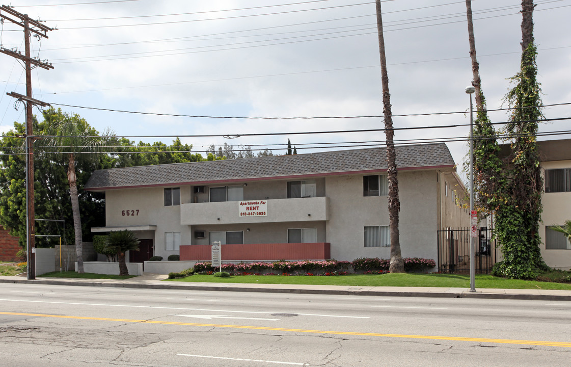 6527 De Soto Ave in Canoga Park, CA - Foto de edificio