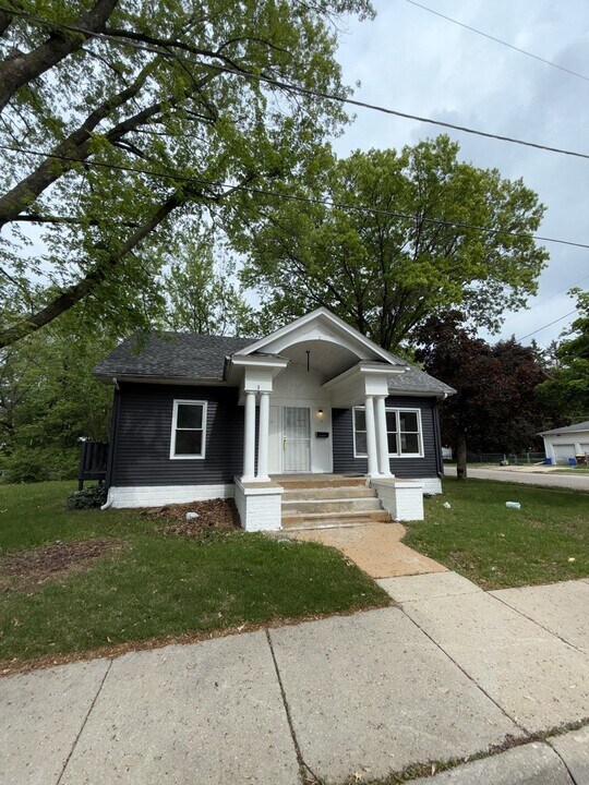 201 Carbaugh Ave in Rockford, IL - Building Photo