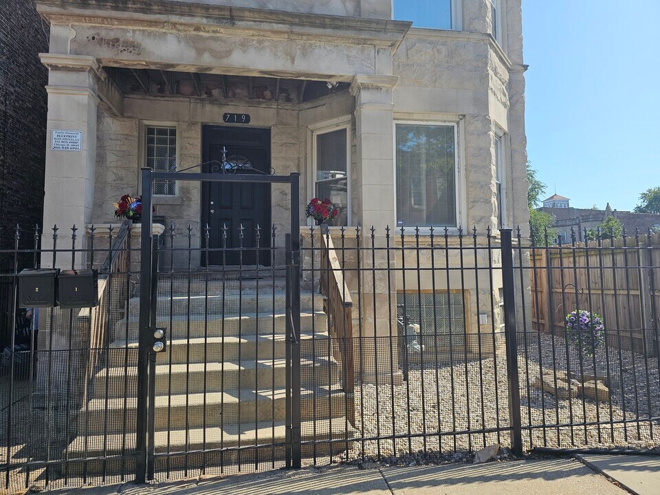 719 S Central Park Ave, Unit 1F in Chicago, IL - Building Photo