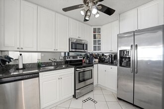 111 W Maple St, Unit 2508 in Chicago, IL - Building Photo - Building Photo