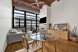 525 W Superior St, Unit 322 in Chicago, IL - Building Photo - Building Photo