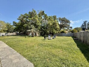 1045 11th Ave NW in Largo, FL - Building Photo - Building Photo