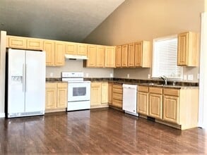 8553 6430 W in West Jordan, UT - Foto de edificio - Building Photo