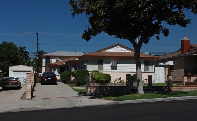 715 E Orange Grove Ave in Burbank, CA - Building Photo - Building Photo