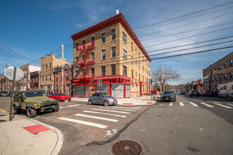 903 35th Ave in Long Island City, NY - Foto de edificio - Building Photo