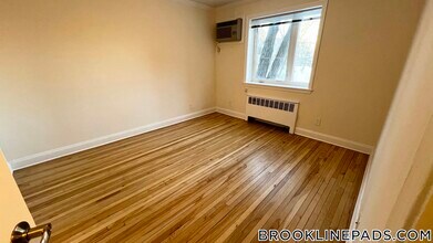 54 Alton Pl, Unit 1 in Brookline, MA - Foto de edificio - Building Photo