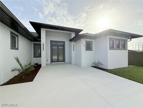 702 Zemil Ct in Ft. Myers, FL - Foto de edificio - Building Photo