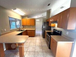 1649 SE Lorraine St in Port St. Lucie, FL - Foto de edificio - Building Photo