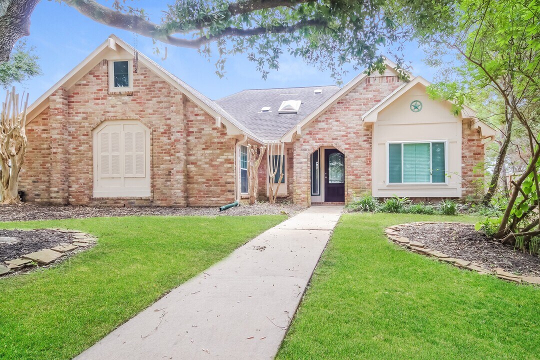 3823 Pleasant Valley Dr in Missouri City, TX - Foto de edificio