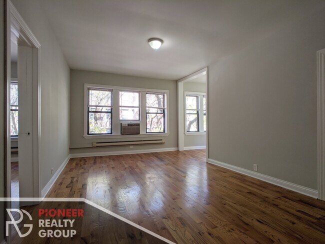 3721 N Pine Grove Ave, Unit #3728-E2 in Chicago, IL - Foto de edificio - Building Photo