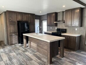 133 Lillian St in Conroe, TX - Foto de edificio - Building Photo