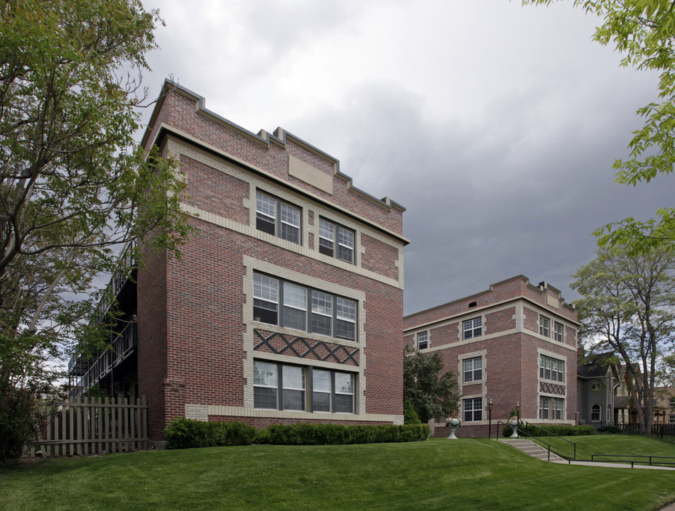 Kenilworth Court in Denver, CO - Building Photo