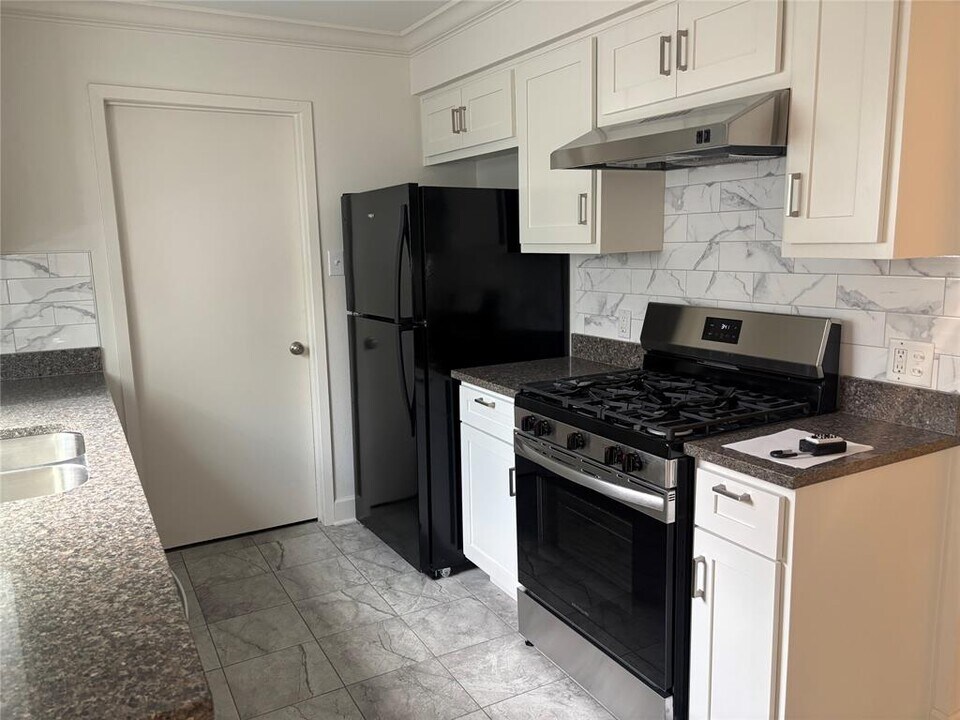 6801 Star Dr in Austin, TX - Building Photo