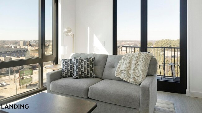 1007 S Mint St, Unit 910 in Charlotte, NC - Foto de edificio - Building Photo