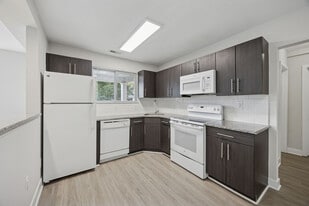 Knightsbridge Apartments in Bensalem, PA - Building Photo