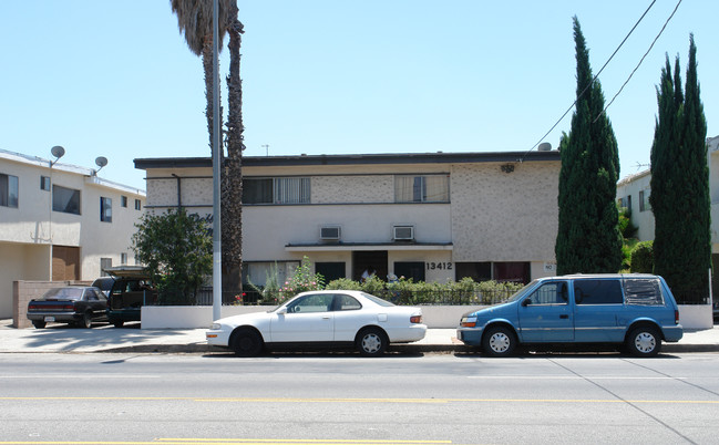 Debbie Manor in Van Nuys, CA - Building Photo - Building Photo